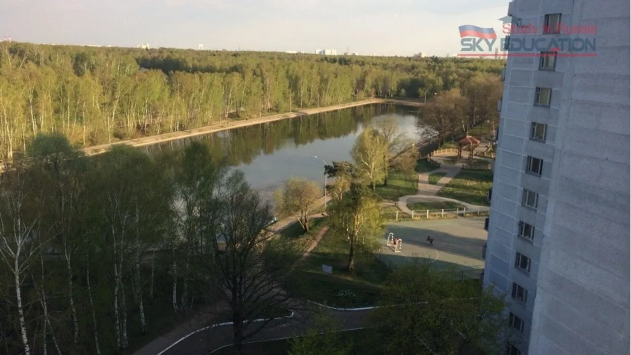 Moskova Devlet İnşaat Üniversitesi Bahçesi